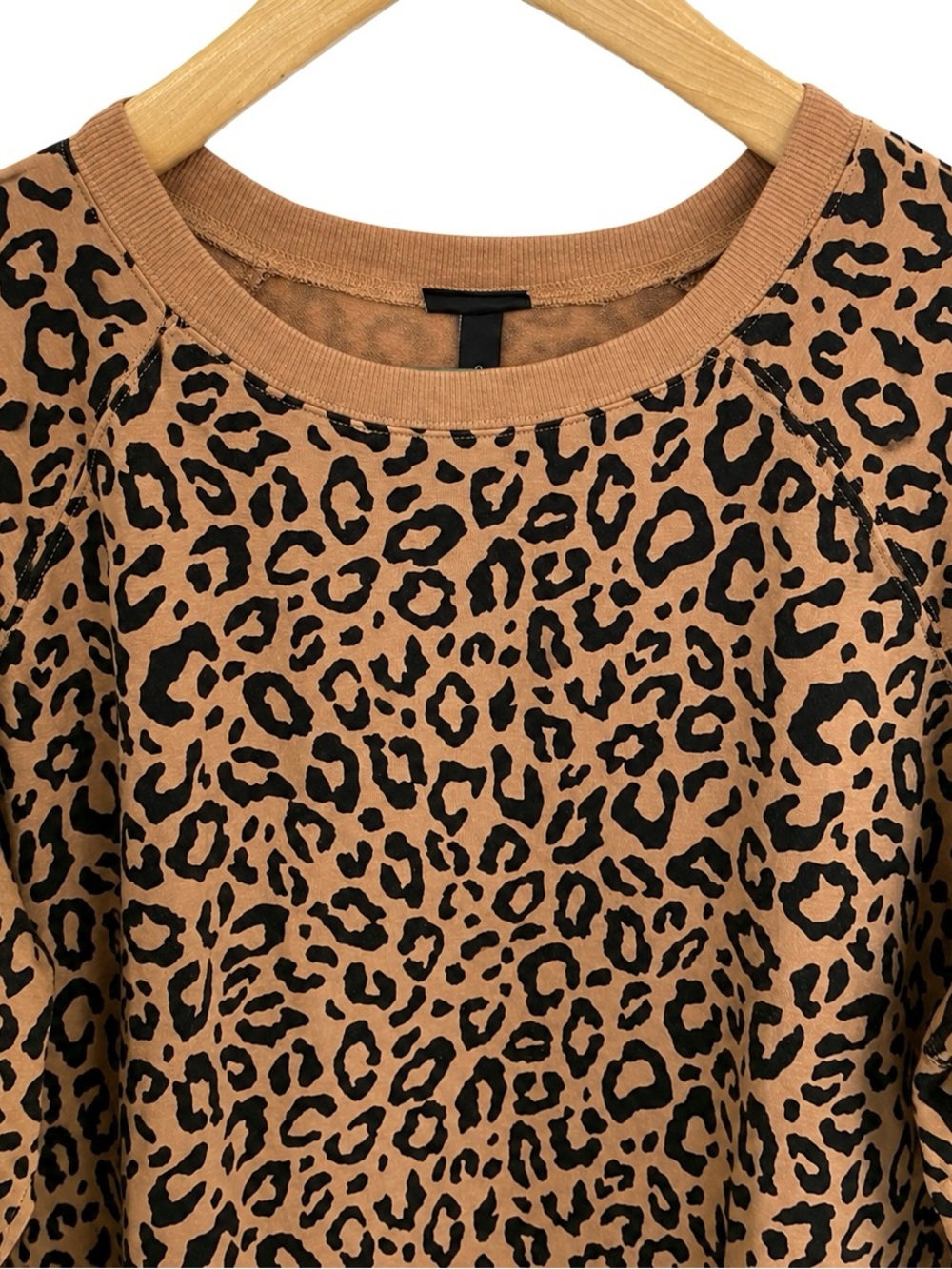 EUC Torrid Ultra Soft Fleece Crew Neck Leopard Print Sweatshirt Women's SZ 0 (L) - Picture 8 of 13
